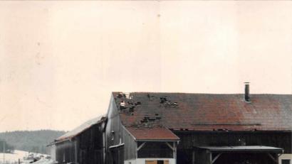 Bild: upl
Viele Ställe, Stadel und Scheunen fielen dem Sturm „Lore“ 1994 zum Opfer. Diese Aufnahme aus dem Archiv ist in Ellersdorf entstanden.