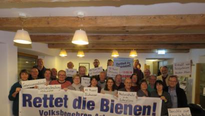 Bild: ubb
Die Aktionsbündnispartner werden in den nächsten Wochen vermehrt im Landkreis Tirschenreuth unterwegs sein: Mit Infoständen, Versammlungen, Flyern und Plakataktionen wollen sie zur Teilnahme am Volksbegehren aufrufen.