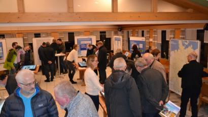 Bild: rti
Viele Bürger kommen nach Großbüchlberg zum Infomarkt von Tennet, um sich über den möglichen Verlauf der Gleichstromtrasse Süd-Ost-Link zu informieren.