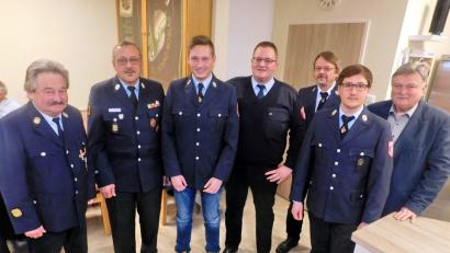 Bild: hai
Nach sechs Jahren gibt Andreas Braun (Zweiter von rechts) den Kommandostab an Bernd Pöhlmann (Mitte) und Christoph Vogel (Dritter von links) weiter. Nach über 30 Jahren scheidet Robert Uhr aus dem Vorstand aus. Es danken und gratulieren Vorsitzender Karl Braun und Kreisbrandmeister Karlheinz Sehnke (von links) sowie Bürgermeister Manfred Porsch.