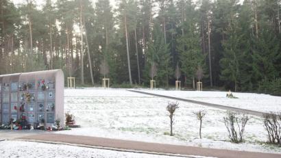Bild: bl
Sarg- und Urnenbestattungen sind auf diesem neuen Friedhofsteil möglich. Um jeden Baum (im Hintergrund) werden Urnenröhrengräber angelegt. Links im Bild die Urnenwände, die nahezu vollständig belegt sind.