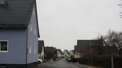Bild: bjp
Sie ist die längste der Pressather Siedlungsstraßen: Für die überfällige Sanierung der Schinnerstraße hofft die Stadt auf einen Landeszuschuss. Bild: bjp