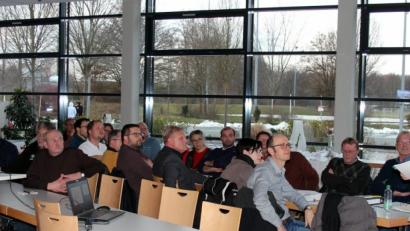 Bild: stg
Kristina Marshall (stehend) vom Wasserwirtschaftsamt Weiden stellt die Ergebnisse der Untersuchung zu den Überschwemmungsgebieten entlang von Flötzbach, Fallbach und Schirnitzbach vor.