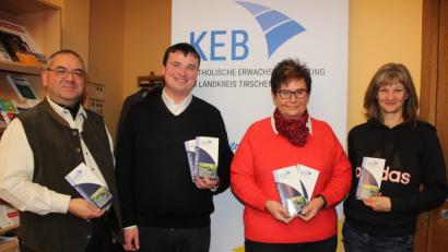 Bild: kro
Hans Stelzl, geschäftsführender Bildungsreferent der KEB, der neue geistliche Beirat Maximilian Roeb, Vorsitzende Anneliese Krenkel und zweite Vorsitzende Gisela Wenning (von links) stellen das diesjährige Jahresprogramm der KEB vor.