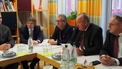 Bild: Bühner
Diskussion über Ärztemangel beim Besuch des Bezirkstagspräsidenten Franz Löffler in der Kinder- und Jugendpsychiatrischen Tagesklinik in Weiden. Mit dabei ( von links) Leitender Oberarzt Dr. Franz Hench, medbo-Vorstand Dr. Dr. Helmut Hausner, Bezirksrat Toni Dutz und Bezirkstagsvizepräsident Lothar Höher.