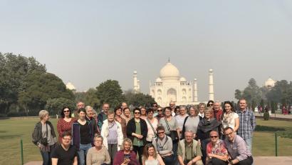 Bild: soj
Der Taj Mahal, ist ein circa 58 Meter hohes und 56 Meter breites Mausoleum (Grabgebäude), das sich auf einer 100 Meter × 100 Meter großen Plattform am Südufer vom Fluss Yamuna am Stadtrand von Agra im indischen Bundesstaat Uttar Pradesh erhebt. Der Gebäudekern besteht ebenso wie die Kuppel und die Minarette aus vor Ort gebrannten Ziegelsteinen, die außen wie innen mit weißen Marmorplatten verkleidet sind.