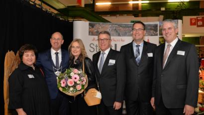 Bild: exb/Anja Müller
Im Bild von links: Cornelia Stahl, Benedikt Bisping mit Ehefrau Dr. Lydia Hufmann-Bisping, Franz Stahl sowie Zweiter und Dritter Bürgermeister von Lauf a. d. Pegnitz Norbert Maschler und Thomas Lang.