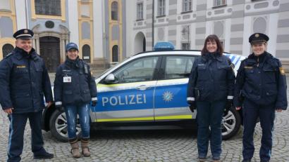 Bild: jr
Die Polizeiinspektion Waldsassen sucht noch Leute für die Sicherheitswacht (von links): Stellvertretender Polizeiinspektionsleiter Georg Ziegler, von der Tirschenreuther Sicherheitswacht Marion Walbrunn und Olga Wölfl, sowie Polizeihauptmeisterin Kathrin Angermüller.