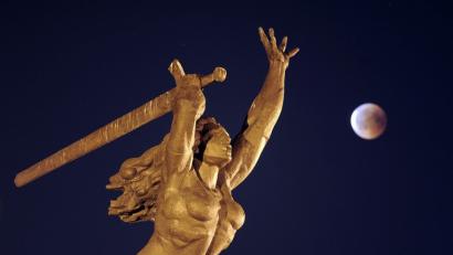 Archivbild: Alik Keplicz/AP/dpa
Naja gut. So spektakulär müssen die Bilder zum Blutmond nicht sein, wie dieses hier, das ein Fotograf in Warschau bei der Mondfinsternis im Juli 2018 aufgenommen hat. Aber sicher schicken einige Frühaufsteher unter den Lesern schöne Bilder zu dem astronomischen Ereignis am 21. Januar zu.