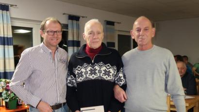 Bild: zth
Die Vorsitzenden Norbert Frank (links) und Peter Würfel (rechts) ernannten Dieter Bohnert zum Ehrenmitglied des SC Ettmannsdorf