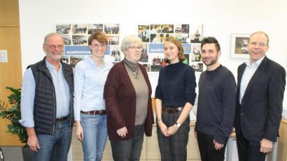 Bild: lg
Bei einem Team aus Lehrern, Schülern und Ehemaligen laufen der Fäden der Organisation bei "Academicus Live2 zusammen. Die ehemalige Schülerin Phyllis Gilch (Zweite von links) und die Jahrgangsstufensprecherin Q 11 Lena Rückerl (Vierte von links) moderieren gemeinsam die Podiumsdiskussion.