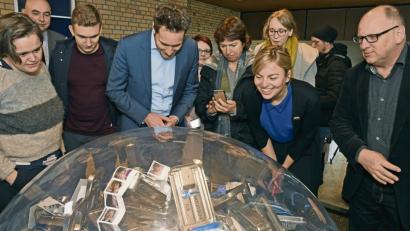 Bild: Unger, Heike
Kein Blick in die Glaskugel – sondern auf Ausstellungsstücke im Etsdorfer Tempelmuseum, in diesem Fall von verschiedenen Künstlern gestaltete Metall-Schatullen. Die Fraktionsvorsitzenden der bayerischen Grünen, Katharina Schulze (Zweite von rechts) und Ludwig Hartmann (Vierter von links), sowie ihre Kollegen sind begeistert von dem, was Museumschef Wilhelm Koch (rechts) über das Museum und die geplante Glyptothek erzählt.