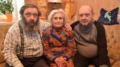 Bild: dob
Die Söhne Peter (rechts) und Christian (links) sind froh, dass ihre Mutter Lina Hagen noch so fit ist. Trotz ihrer 90 Jahre ist Lina Hagen regelmäßig bei den Gottesdiensten in der Simultankirche anzutreffen. Sie legt viel Wert auf ihr Äußeres und ist stets adrett gekleidet.