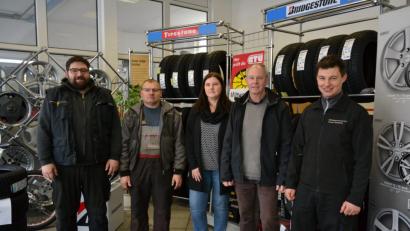 Bild: as
Benjamin Trenner und Ralf Santl (von rechts) führen die gemeinsame Firma. Im Büro nimmt Monika Santl die Aufträge entgegen, in der Werkstatt arbeiten die Kfz-Mechaniker Robert Trißl und Tobias Walter mit.