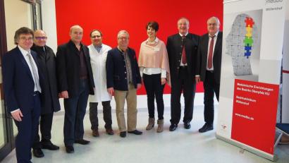 Bild: Bühner
Neujahrsgespräch mit dem Bezirkstagspräsidenten Franz Löffler (Zweiter von rechts) im Bezirksklinikum Wöllershof. Mit dabei auch (von links) medbo-Vorstand Dr. Helmut Hausner, medbo-Direktor Konrad Kastner, Dr. Martin Breininger, Ärztlicher Direktor des Bezirksklinikums Dr. Markus Wittmann, Bezirksrat Toni Dutz, Leiterin des Patienten- und Pflegemanagements Christine Kick und Bezirkstagsvizepräsident Lothar Höher.