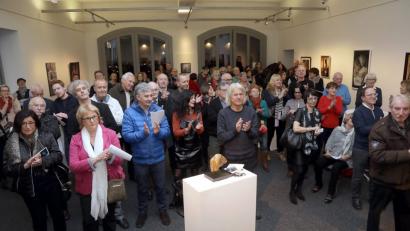 Bild: Wolfgang Steinbacher
Zur Vernissage von "Corps et Ames" (Körper und Seelen) kommen viele Interessierte in die Stadtgalerie Alte Feuerwache.