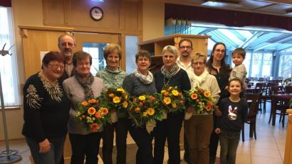 Bild: zth
Die Familie Greiner dankte den Mitarbeiterinnen (mit Blumen, von links) Anna Schmitzer, Anna Wutz, Tanja Rötzer, Maria Vitzthum und Marion Roith für ihre Treue.