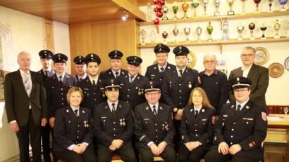 Bild: hm
Vorsitzender der Feuerwehr Iffelsdorf bleibt Ernst Wurmstein (vorne, Mitte). Im Bild der neu gewählte Verwaltungsrat der Feuerwehr Iffelsdorf zusammen mit stellvertretendem Landrat Arnold Kimmerl (links) und Bürgermeister Richard Tischler (rechts).