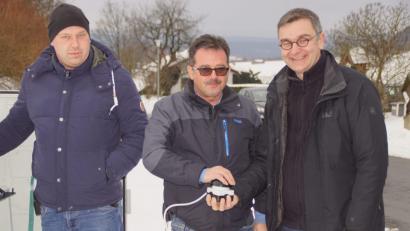 Bild: mmj
Bürgermeister Manfred Dirscherl (Mitte) mit Thomas Faltl, Servicetechniker bei Amplus (links), und Kommunalbetreuer Robert Scholz beim symbolischen Knopfdruck zur Inbetriebnahme der Glasfaser-Infrastruktur in Weiding.
