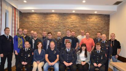 Bild: gi
Die nächsten fünf Jahre wird die Feuerwehr Moosbach von den drei Vorsitzenden Josef Hierold (vorne, Dritter von rechts), Katharina Bauer (vorne, Zweite von links) und Markus Wittmann (vorne, Dritter von links) geführt. Die Führungskräfte mit Kreisbrandrat Marc Saller (stehend, Mitte) und Bürgermeister Hermann Ach (stehend, Sechster von links) gratulieren den Gewählten.