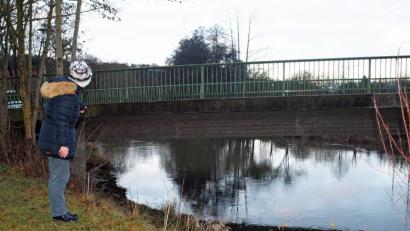 Bild: sön
Unweit der Brücke Hirschwalder Straße muss der 85-Jährige in die Vils gefallen sein.