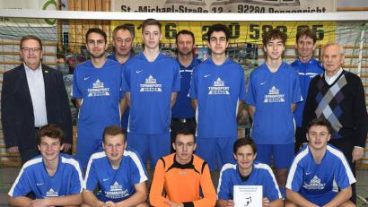 Bild: Petra Hartl
Der SV Raigering den Stadtmeistertitel bei den A-Junioren. Bei der Siegerehrung gratulierten Bürgermeister Martin Preuß (links) und Norbert Fischer (rechts), der Vorsitzende des Stadtverbandes für Sport.