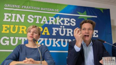 Bild: Armin Weigel/dpa
Die Fraktionsvorsitzenden der bayerischen Grünen, Katharina Schulze und Ludwig Hartmann, berichten über die Winterklausur der Landtagsfraktion in Regensburg.