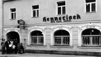 Bild: Archiv Bonkoß
Die Gastwirtschaft Hennerloch ist lange aus Weiden verschwunden. Doch im Unterschied zu anderen kleineren Gemeinden ist in Weiden die Fluktuation hoch. Schließt dort ein Betrieb, entsteht schnell ein neuer. In vielen Gemeinden im Kreis Neustadt gibt es gar keine Lokale mehr,