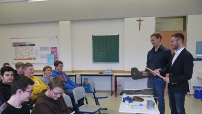 Bild: jzk
Werkzeugmechanikermeister Jörg Zechmayer und Ausbildungsleiter Andreas Fahrnbauer (von rechts) aus Grafenwöhr zeigen den Neuntklässlern, welche Teile ihre Zuliefererfirma für die Innenverkleidung von bestimmten Autotypen herstellt.