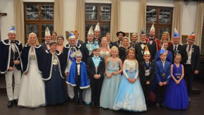 Bild: jr
Die Prinzenpaare des Landkreises wurden am Mittwochabend zum 25. Mal im Landratsamt Tirschenreuth von Landrat Wolfgang Lippert (rechts) empfangen. Lippert dankte für die Pflege des Brauchtums und der Tradition.