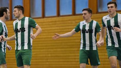 Bild: A. Schwarzmeier
Der FC Weiden-Ost gehört bei der Futsal-Bezirksmeisterschaft am Sonntag nicht unbedingt zu den Top-Favoriten. Als Ausrichter und Futsal-Vizemeister des Kreises Amberg/Weiden ist der Kreisligist aber sicherlich für eine Überraschung gut. Chancen auf den Turniersieg darf sich jede der zehn teilnehmenden Mannschaften ausrechnen.