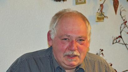 Bild: ü
Neue Bienenvölker in der Region kaufen, um keine Bienenseuchen einzuschleppen, und unbedingt auf ein Gesundheitszeugnis achten: Dazu ruft Kreis- und Ortsvorsitzender Reinhold Ziegler die Bienenzüchter auf. Er fürchtet, dass viele durch große Mengen Melizitosehonig und Pollenmangel geschwächte Völker den Winter nicht überleben werden.