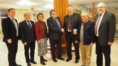 Bild: Bühner
HPZ-Geschäftsführer Helmut Dörler begrüßt Bezirkstagspräsident Franz Löffler (Vierter und Fünfter von rechts). Mit dabei (von links) der Leiter der Bezirksverwaltung Benedikt Schreiner, HPZ-Aufsichtsratsvorsitzender Johann Bock, HPZ-Prokuristin Brigitte Krause, Bezirksrat Toni Dutz und Bezirkstagsvizepräsident Lothar Höher