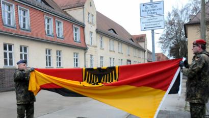 Bild: Stephan Huber
Die Bundeswehr hat die Flagge eingeholt und ist abgezogen. Was wird jetzt aus der leerstehenden Kaserne am Amberger Stadtrand?