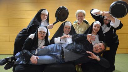 Bild: Kunz
Wieder nicht der Hahn im Korb: Stefan Neubauer als Mann auf Zimmersuche bei schlagkräftigen Nonnen.