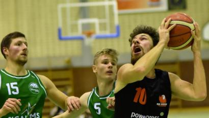 Bild: Alfred Schwarzmeier
Lukas Bieber (rechts) hat während seines Auslandssemesters das Basketballspielen nicht verlernt: Trotz der Niederlage gegen Leipzig zeigte er bei seinem Comeback eine gute Leistung.