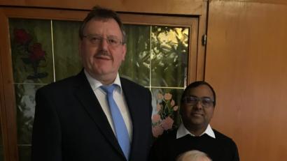 Bild: Stefanie Gradl
Bürgermeister Hans-Martin Schertl und Pfarrvikar Madanu (hinten, von links) überbringen Alfred Kredler die Glückwünsche zum 80. Geburtstag.