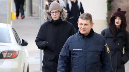 Bild: Thomas Dobler
Thomas Faderl von der Schwandorfer Sicherheitswacht ist einmal in der Woche drei bis vier Stunden auf Streife in der Stadt unterwegs. Sein Weg führt ihn in der Regel von der Polizeiinspektion zum Bahnhof und weiter Richtung Stadtpark. Als wichtige Aufgabe sehen er und seine fünf Kollegen von der Sicherheitswacht, in der Stadt Präsenz zu zeigen.