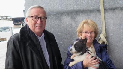 Bild: Franz-von-Assisi-Hundenothilfe
Der Präsident der Europäischen Kommission Jean-Claude Juncker und seine Frau Christiane Frising holen ihren neuen Hund Peluso bei der Hundenothilfe Vilseck ab.