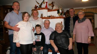 Bild: wro
Hermine und Karl-Heinz Meier feierten vor wenigen Tagen goldene Hochzeit. Das Fest fand im familiären Rahmen statt. Von links: Schwiegersohn Wolfgang, Enkelin Luisa, Tochter Andrea, Enkelsohn Jakob, Karl-Heinz und Hermine Meier, Bürgermeister Toni Dutz und die Frauenbund-Vorsitzende Brigitte Weig.