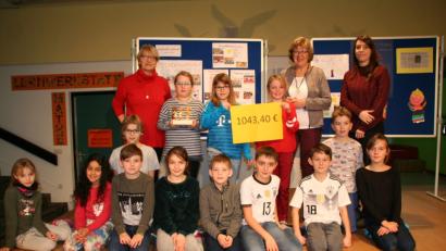 Bild: fpoz
Die Schülerabordnung mit Klassenleiterin Maria Fritsch, Johanna Schirdewahn und Lehramtsanwärterin Stephanie Würl.