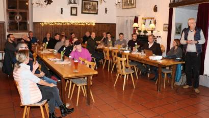 Bild: rpp
Architekt Emil Lehner stellt den Kaibitzern erste Ideen zur Dorferneuerung vor.