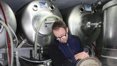 Bild: ui
Bis der Zoigl im Glas in gemütlicher Runde genossen wird, ist im Bierkeller nicht nur beim Aufziehen der Hefe viel Handarbeit nötig. Umso mehr freut sich Reinhard Fütterer, der Vorsitzende der Schutzgemeinschaft "Echter Zoigl vom Kommunbrauer" über die Nachricht von der bevorstehenden Verleihung des Heimatpreises Bayern.