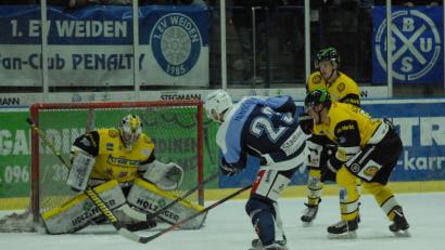 Bild: gb
42 Sekunden vor Schluss traf Martin Heinisch ins Schwarze, doch das Tor fiel zu spät: Die Blue Devils unterlagen am Freitag Sonthofen mit 2:3.