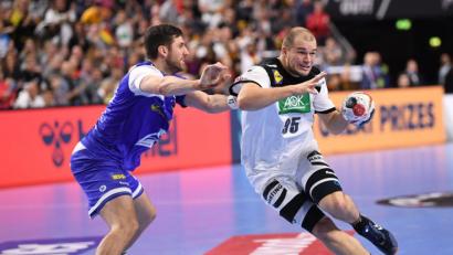 Bild: Marius Becker/dpa
Paul Drux (rechts) von Deutschland in Aktion gegen Olafur Gustafsson von Island.