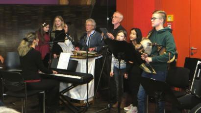 Bild: Hirsch
Mitglieder der KMK-Musikschule mit Leiter Peter Neff (links) gestalteten den Neujahrsempfang des CSU-Ortsverbandes.