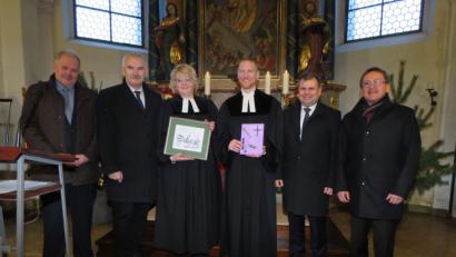 Bild: ubb
Die Bürgermeister der vier Gemeinden Friedenfels, Krummennaab, Erbendorf und Windischeschenbach hatten für Pfarrerin Nadine Schneider und Pfarrer Christoph Zeh (Mitte) schöne Geschenke und viele Glückwünsche dabei.