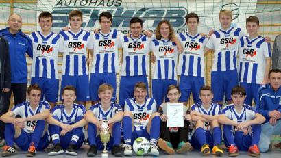 Bild: Wolfgang Steinbacher
Blau-weiß gestreift dominiert: Die B_junioren des SV Raigering gewannen die Stadtmeisterschaft im Hallenfußball. Bürgermeister Martin Preuß (links) gratulierte.