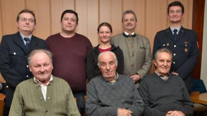 Bild: dob
Vorsitzender und Kommandant Johannes Eiberweiser (rechts) ehrt den Dorfältesten Georg Baier (vorne, Mitte) für 75 Jahre Mitgliedschaft. Adolf Gmeiner (vorne, rechts) gehört 65 Jahre dazu und Erwin Graf (vorne, links) 60 Jahre. Maria Schmidt (hinten, Mitte) und Josef Hirmer (hinten, Zweiter von links) arbeiten ab sofort in der Führung mit. Bürgermeister Andreas Wutzlhofer (hinten, Zweiter von rechts) ist begeistert über die „Altkameraden“, genauso stellvertretender Vorsitzender Franz Reil (links).