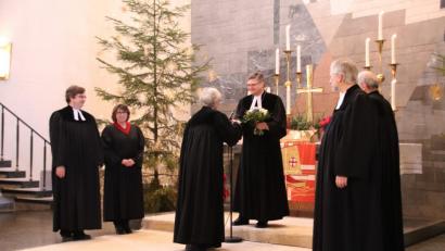 Bild: cog
Dekan Karlhermann Schötz (Mitte) heißt Pfarrerin Ulrike Häberlein in der Christuskirche willkommen und führt sie zusammen mit den Assistenten (von links), Stadtpfarrer Dr. Roland Kurz, Kirchenvorsteherin Gabi Müller, Pfarrer Peter Meyer aus Coburg und Pfarrer Dieter Martin aus Passau, in ihr neues Amt ein.